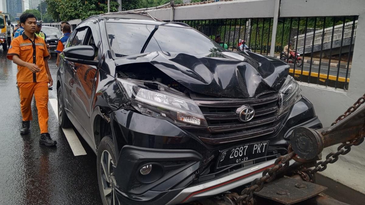 Kecelakaan Beruntun Terjadi di Tol Dalam Kota Arah Slipi Menuju Semanggi