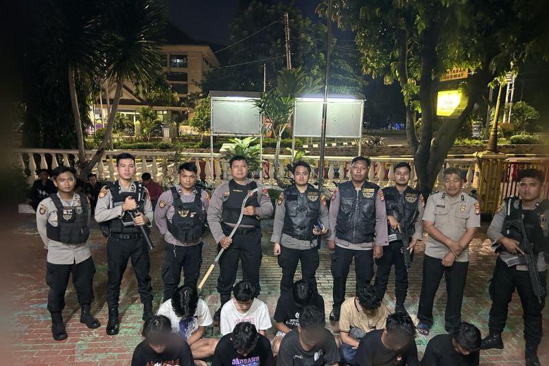 Diduga Mau Tawuran, 9 Remaja Bersajam di Jakbar Ditangkap Polisi