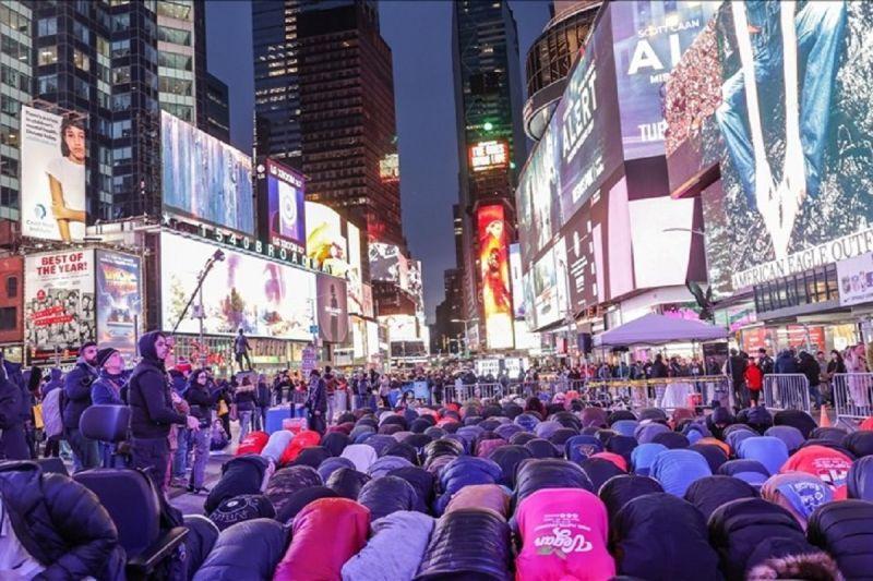 Sambut Bulan Suci Ramadan, Ribuan Umat Muslim di New York Panjatkan Doa untuk Gaza