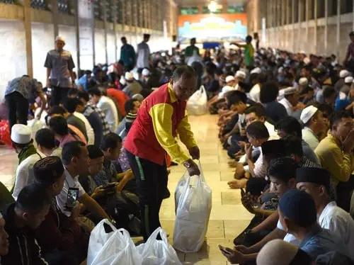 Jelang Buka Puasa, Warga Padati Masjid Istiqlal