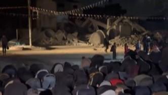 Ramadan Suram, Warga Gaza Tarawih di Sekitar Runtuhan Masjid