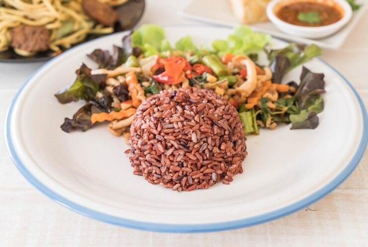 Benarkah Sahur dengan Nasi Merah Lebih Baik Ketimbang Nasi Putih? Begini Penjelasan Ahli