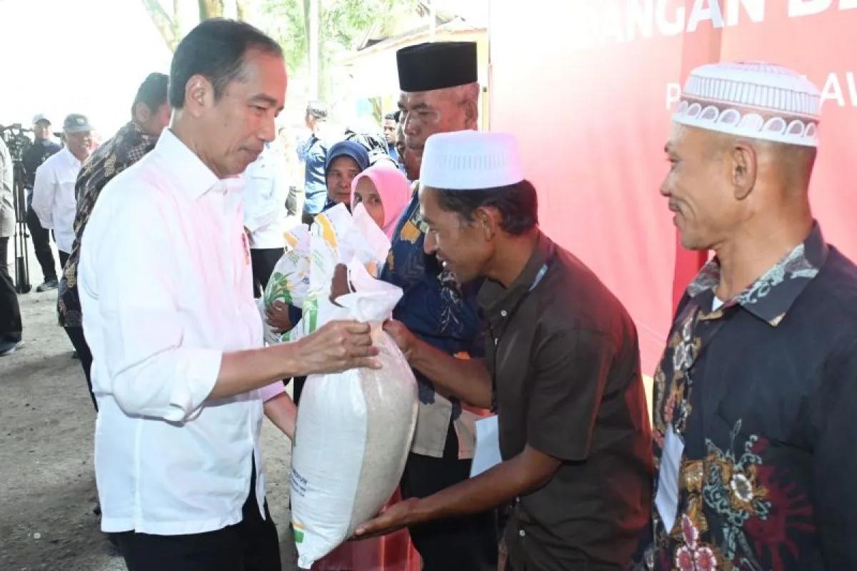 Guyur Bantuan Pangan di Padang Lawas, Jokowi Redam Lonjakan Harga Beras