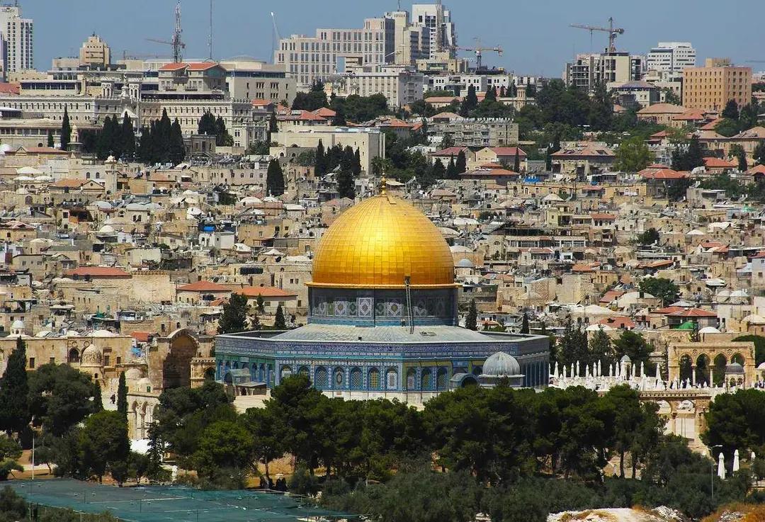 Palestina Terus Didesak, Sekarang Israel Pasang Palang Besi di Gerbang Arah Masjid Al-Aqsa