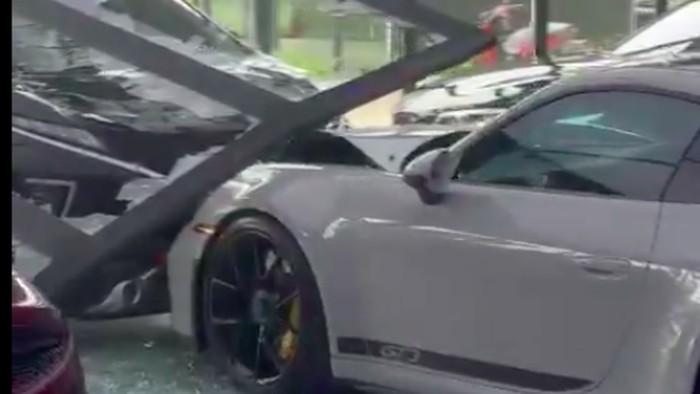 Waduh! Mobil Porsche Seharga 8,9 M Ditabrak Xpander di Showroom PIK 2, Ganti Rugi Berapa ya?