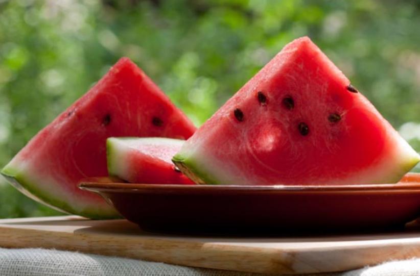 5 Makanan dan Minuman yang Tak Boleh Dibarengi Semangka