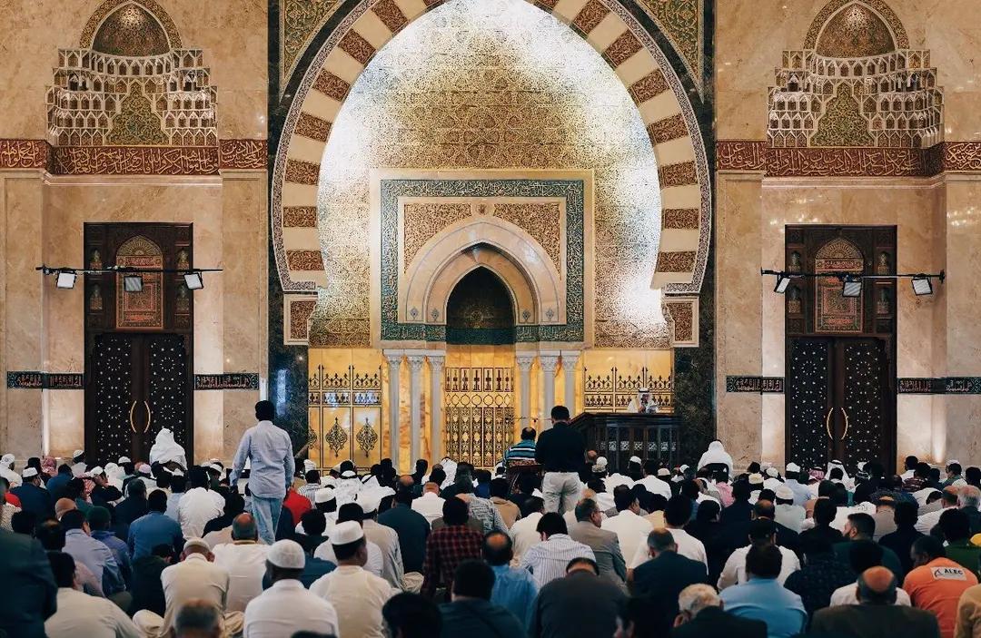 Ceramah Ramadan: Bukber Semangat, Tapi Salat Magrib Lewat