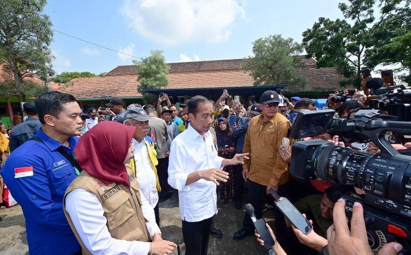 Jokowi Tinjau Perbaikan Tanggul dan Salurkan Bantuan Banjir di Demak