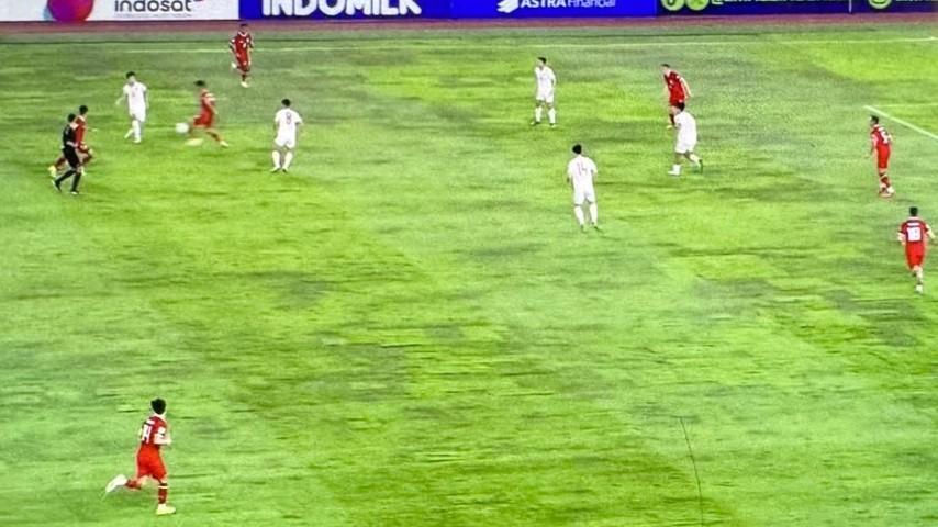 Buruknya Rumput di GBK Kena Rujak Warganet: Jelek Kayak Jerseynya!