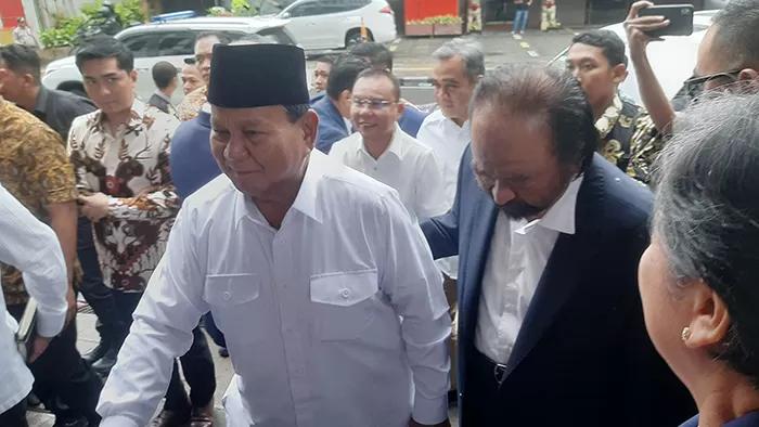 Pelukan Hangat Paloh untuk Prabowo saat Tiba di NasDem Tower