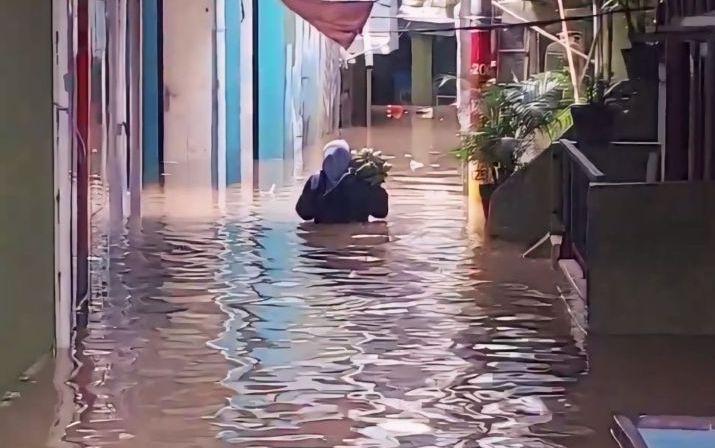 Warga Kebon Pala Jaktim Cerita Kebanjiran saat Sahur