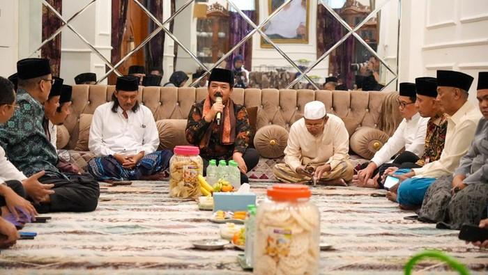 Menko Hadi Silaturahmi ke Ponpes Madura, Harap Kondisi Negara Aman dan Tentram hingga Pelantikan Presiden