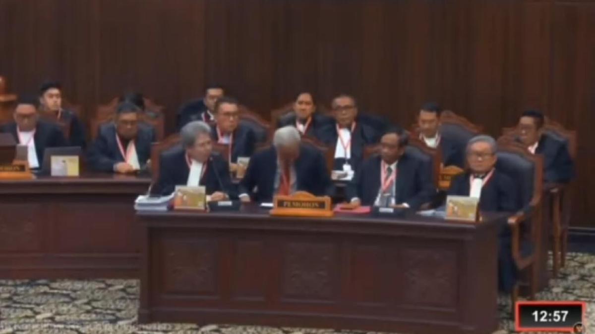 Cuma Ganjar yang Nggak Berdiri Saat Diperkenalkan ke Hakim Sidang MK, Netizen: Sombongnya Mendarah Daging