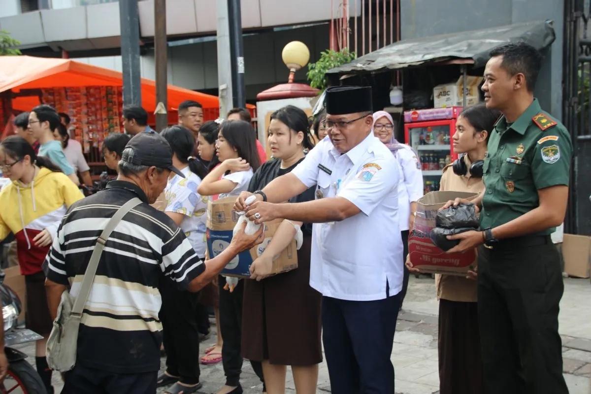 Umat Nasrani dan Tiga Pilar di Tamansari Bagikan Ratusan Takjil Gratis