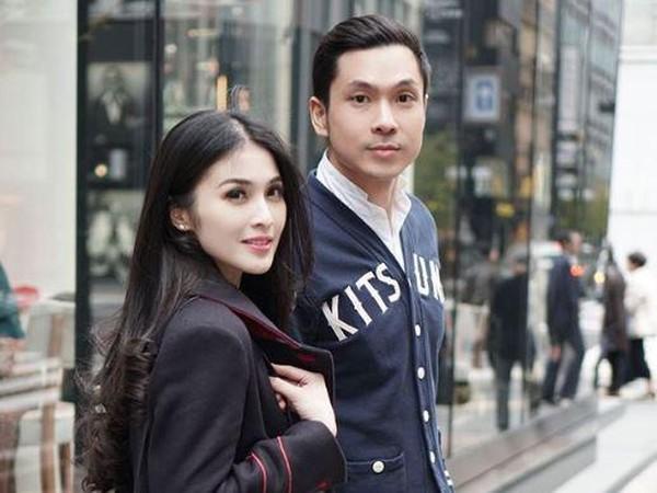 Suami Resmi Jadi Tersangka Korupsi, Sandra Dewi Tutup Komen IG