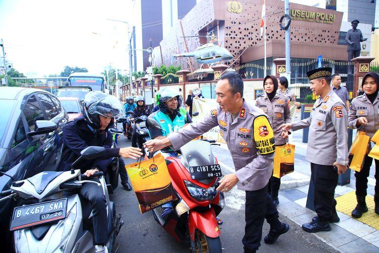 Empat Jenderal Divisi Humas Polri Bagikan Takjil Gratis kepada Para Pengendara