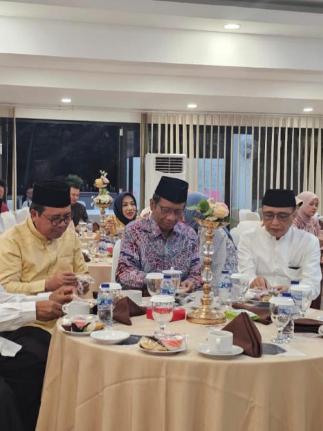 Mahfud Minta Prabowo-Gibran Didiskualifikasi Lewat Jalur Sesama Alumni UII di MK?