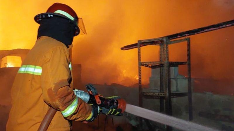 10 Unit Damkar Jakut Dikerahkan ke TKP Kebakaran Dekat Plumpang