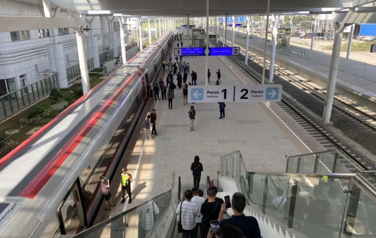 Kereta Cepat Whoosh Layani 52 Perjalanan per Hari di Debut Mudik Lebaran