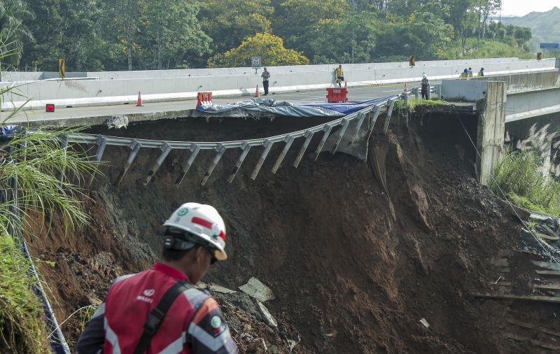 Menteri Basuki Perbaiki Tol Bocimi yang Longsor Secara Temporer dalam Tiga Hari