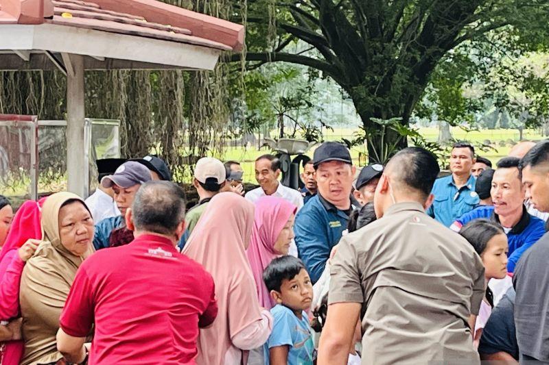 Momen Jokowi Beri Sembako ke Warga-Tukang Becak di Istana Bogor