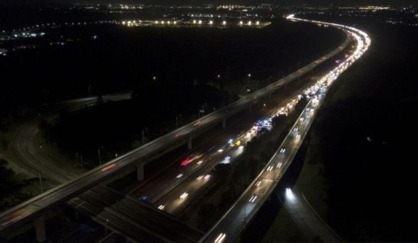 Respons Cepat Petugas Bikin Jalur Tol Japek Arah Jakarta Bisa Dilalui oleh Pengguna Jalan