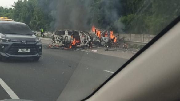 Kecelakaan Beruntun Libatkan Tiga Mobil di Tol Japek Pagi Ini