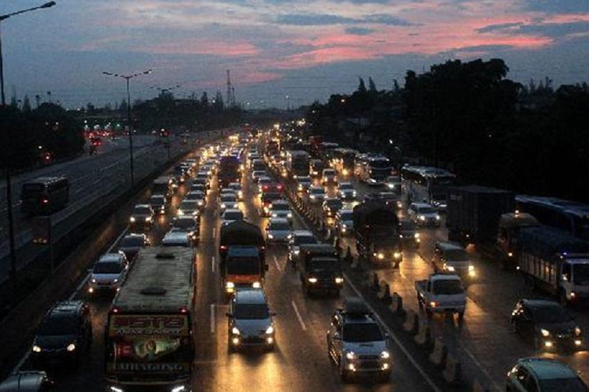 GT Cikampek Utama Mulai Padat Kendaraan Jelang Mudik