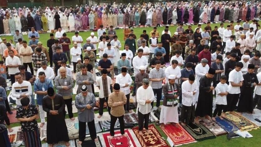 Ribuan WNI Melakukan Sholat Idul Fitri di Kedutaan Besar RI Bangkok