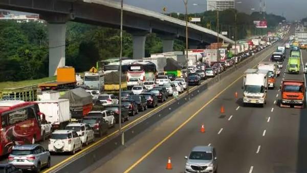 Buka Tutup Jalan di Tol Layang MBZ, Contraflow Dilakukan di Tol Japek