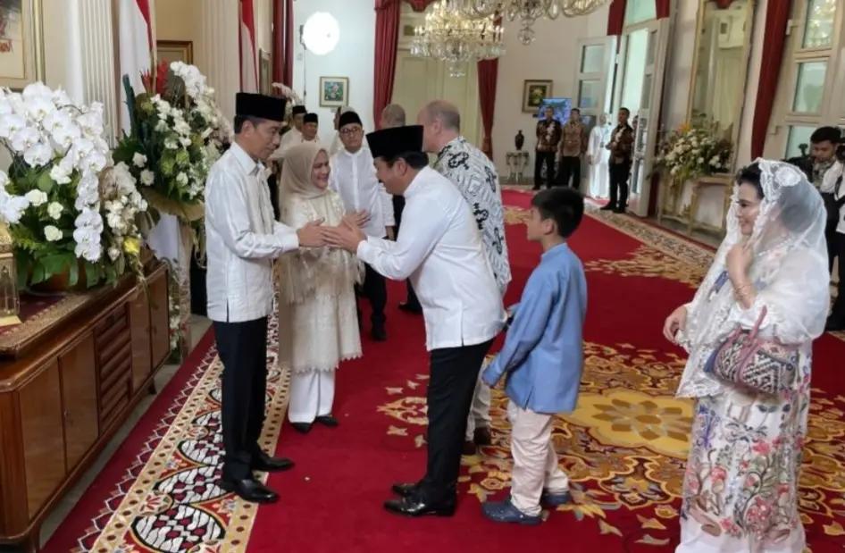 Kericuhan saat Open House Jokowi Gegara Berebut Sembako, 3 Orang Dibawa ke Rumah Sakit