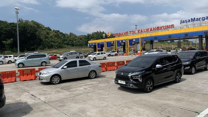 Ratusan Ribu Kendaraan Kembali ke Jabotabek via 4 Gerbang Tol