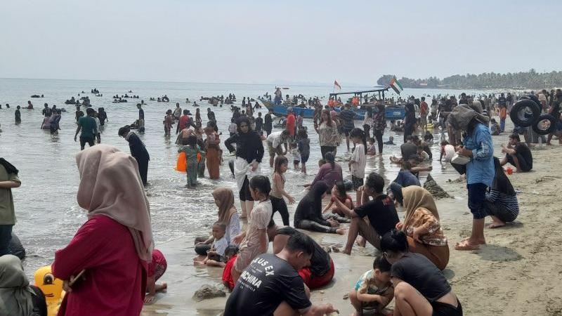Ribuan Wisatawan Padati Pantai Anyer-Cinangka Banten
