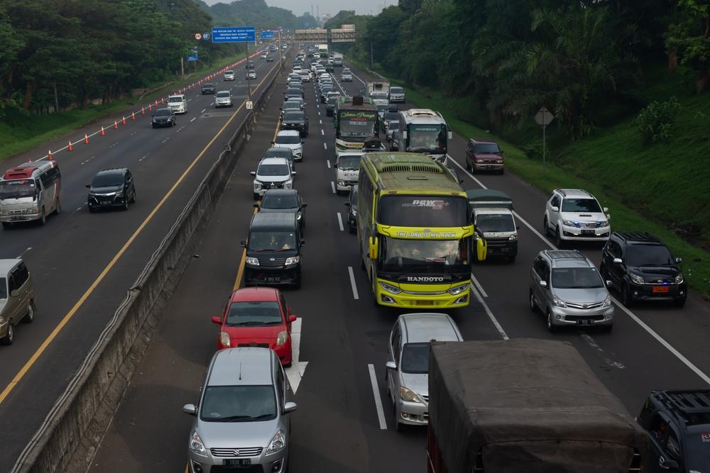 Kemacetan Arus Balik Mudik Berada di Tol Cikampek dan Cipularang Arah Jakarta Malam Ini