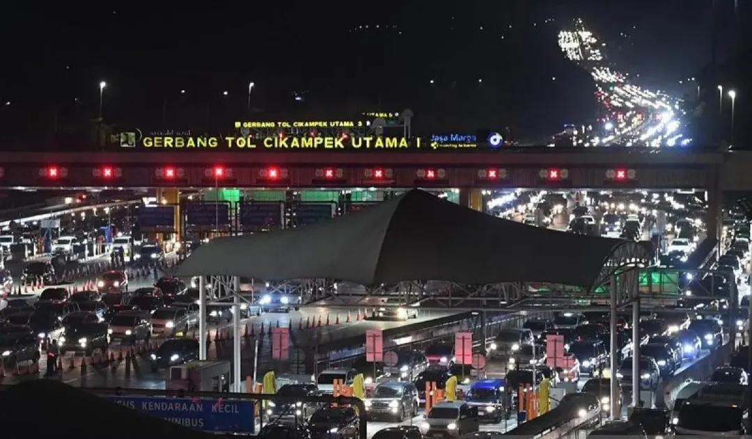 Senin Dini Hari, Arus Lalin di Tol Japek dan MBZ Masih Padat
