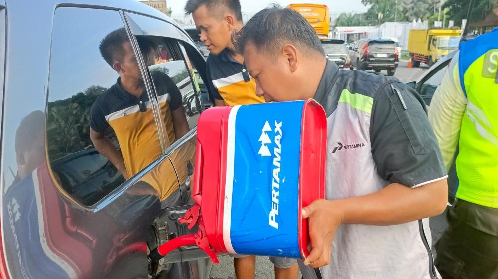 Motorist Pertamina Gercep Kirim BBM Bantu Pengendara Kehabisan Bensin di Tol