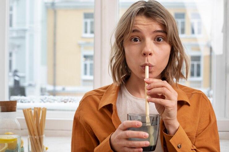 Minum dari Sedotan Bisa Membuat Bibir Cepat Keriput? Begini Penjelasannya!