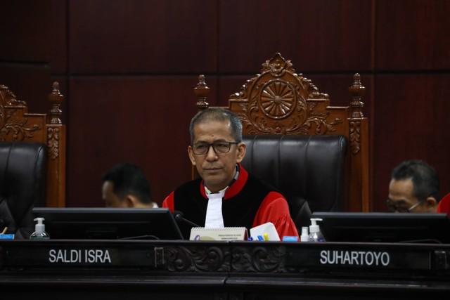 Saldi Isra Sampaikan Dissenting Opinion: MK Harusnya Perintahkan Pemungutan Suara Ulang di Beberapa Daerah
