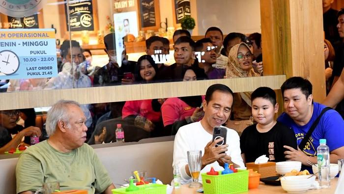 Jokowi Sapa Masyarakat saat Makan Bakso di Gorontalo Bareng Menteri