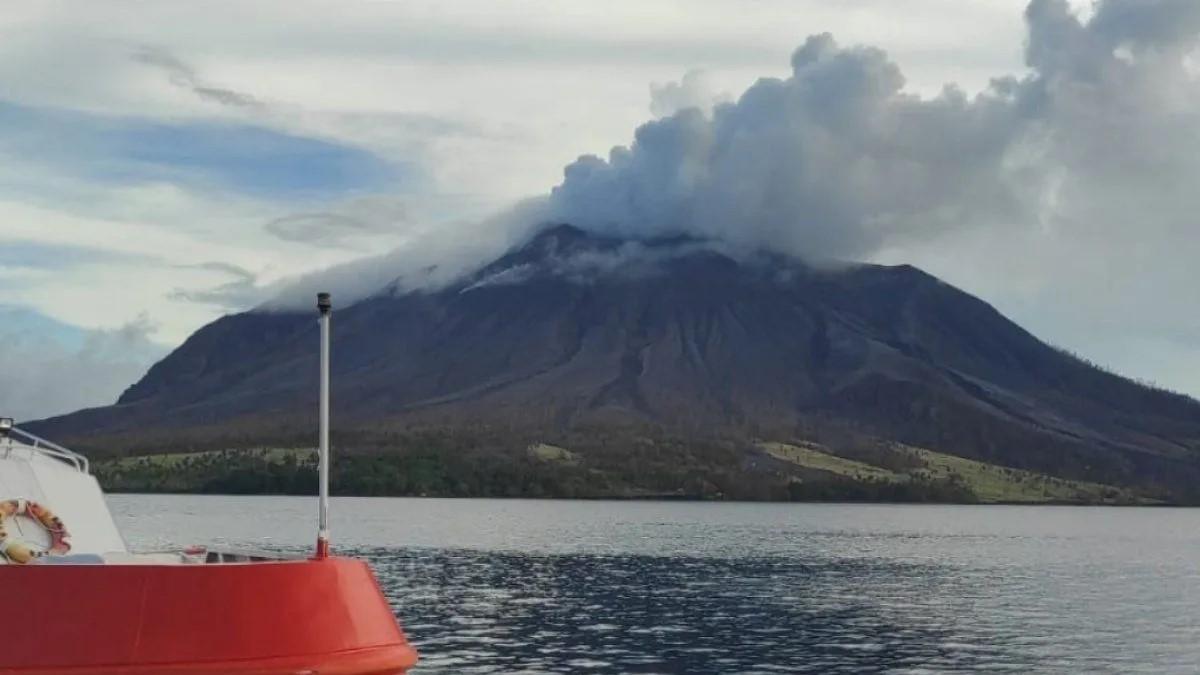 BNPB Ungkap Udara Sekitar Gunung Ruang Mengandung Gas Belerang