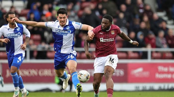 Pelatih Bristol Rovers 'Ngebet' Elkan Baggott Balik ke Klub