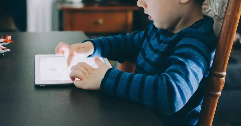 Anak Lama Main HP Bisa Sebabkan Tantrum? Begini Kata Dokter