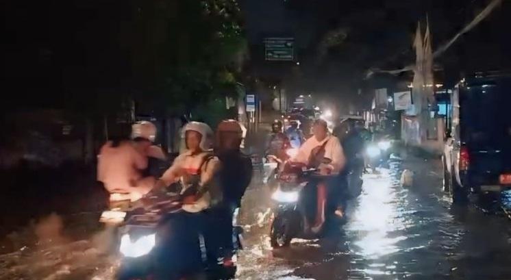 Banjir Rendam Jalan Jambore Cibubur Usai Diguyur Hujan Deras