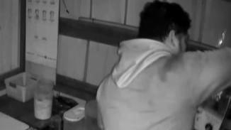 Pria di Cinere Terekam CCTV Mencuri Mesin Cup Sealer dari Kios Minuman