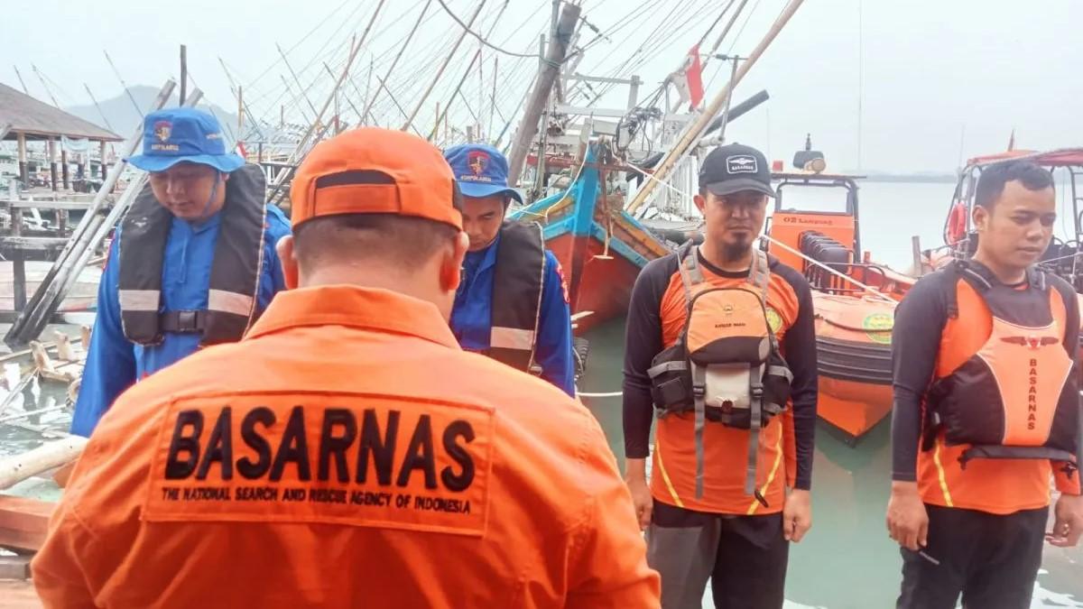 Penumpang Jatuh Dari KMP Reinna, Tim SAR Lakukan Pencarian