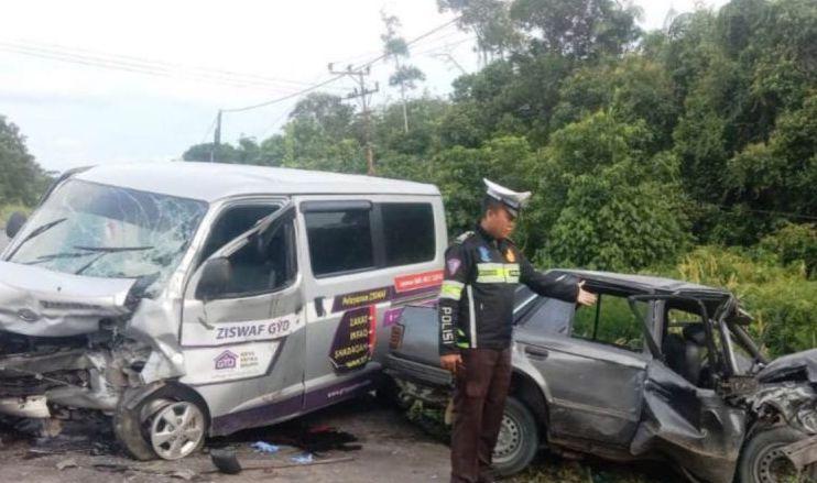 2 Mobil Tabrakan di Jalan Trans Kalimantan, 1 Orang Tewas