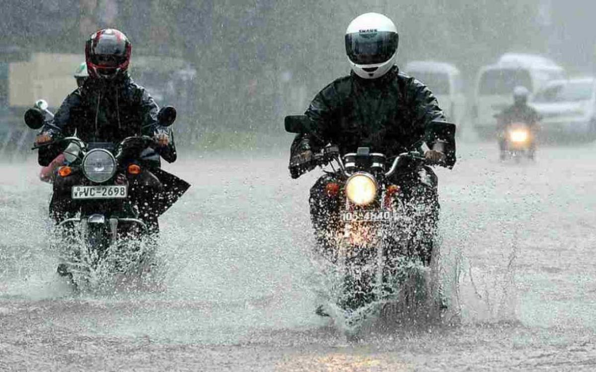 Ini Tips Berkendara saat Hujan Agar Aman Sampai Tujuan