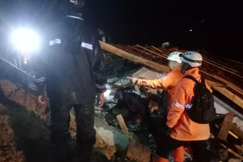 3 Warga Tertimbun Longsor di Banjarwangi Garut Masih Dicari