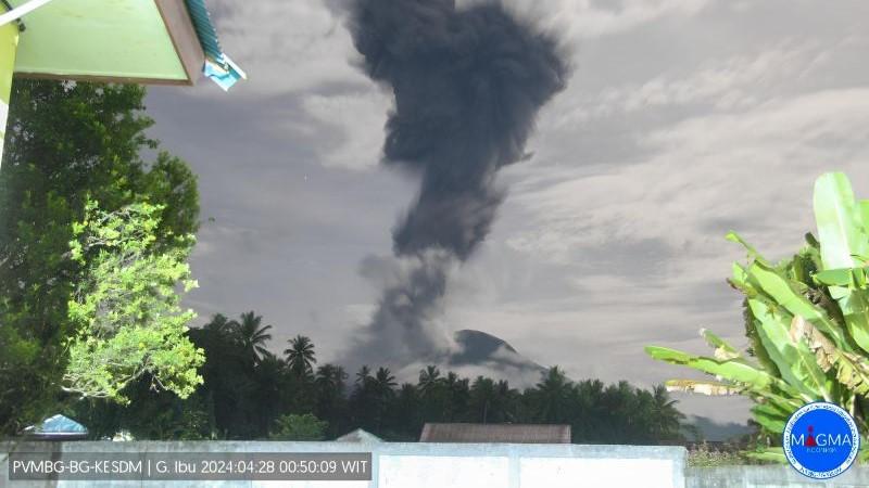 Gunung Ibu Erupsi, Lontarkan Abu Vulkanik 3,5 Km