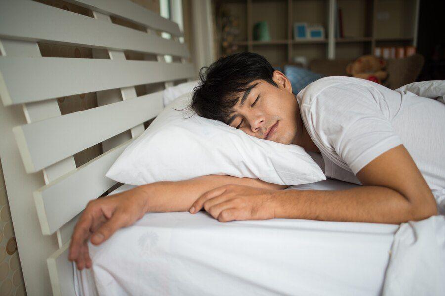 Pria Kurang Tidur Rentan Terkena Parkinson? Simak Penjelasan Lengkapnya di Sini!